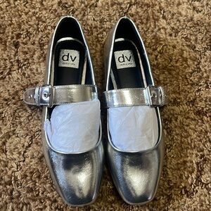Women’s NWOT metallic silver Dolce Vita Mellie Buckle Strap Mary Jane Flats 8.5